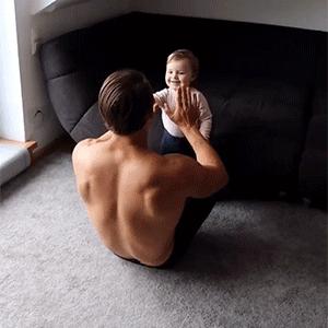 90后奶爸搞怪哄娃,肌肉奶爸带娃路人反应