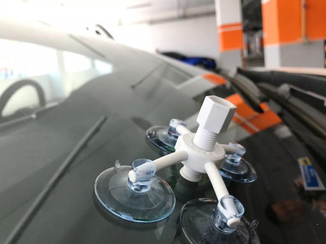 挡风玻璃被崩1毫米怎么修复呢,简单方法修复挡风玻璃