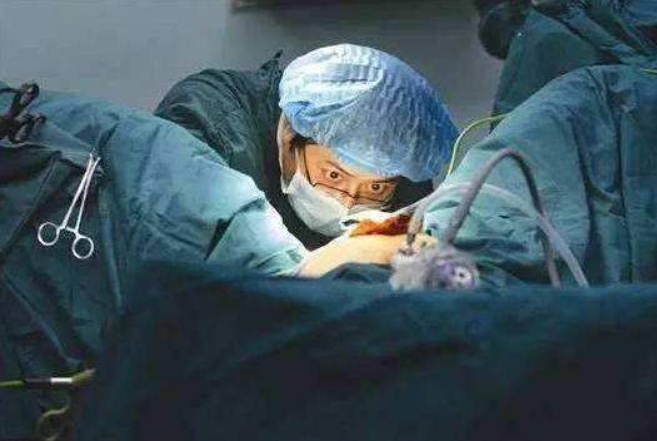 生孩子时是不是一疼就用力,生孩子的时候医生会有反应吗