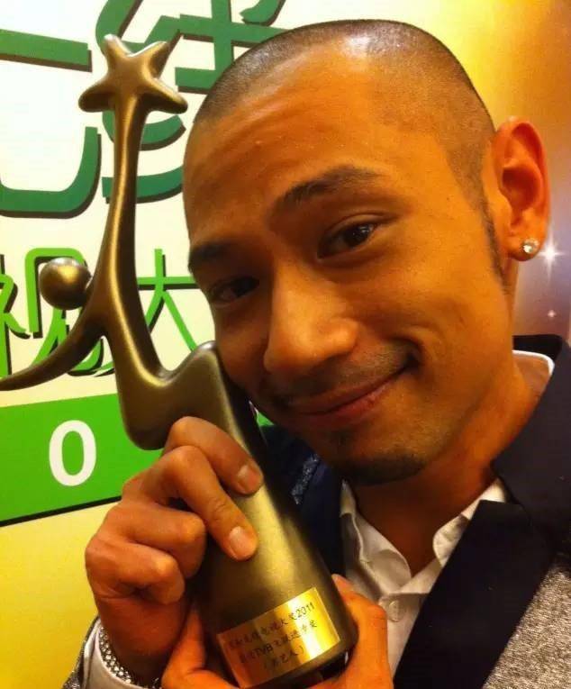 前TVB搞笑担当好身材女友耳骨连钉三个耳洞后遗症巨痛可能会溃烂