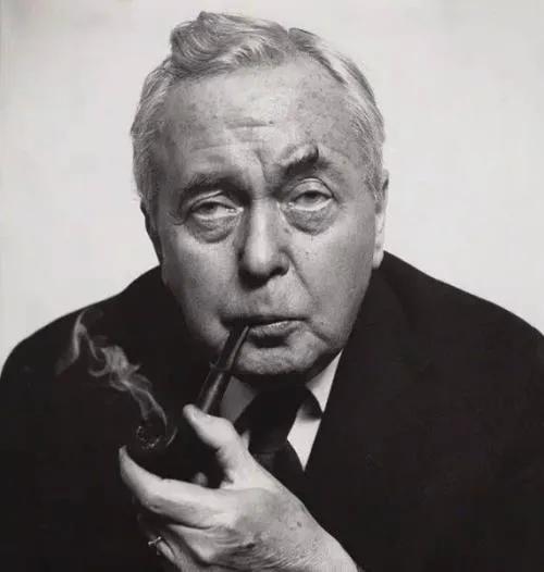 英国女王的传奇一生第一季,英国女王逗笑大家