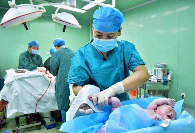 四维图片看着胎儿鼻子大怎么回事,胎儿四维彩超显示脑门大