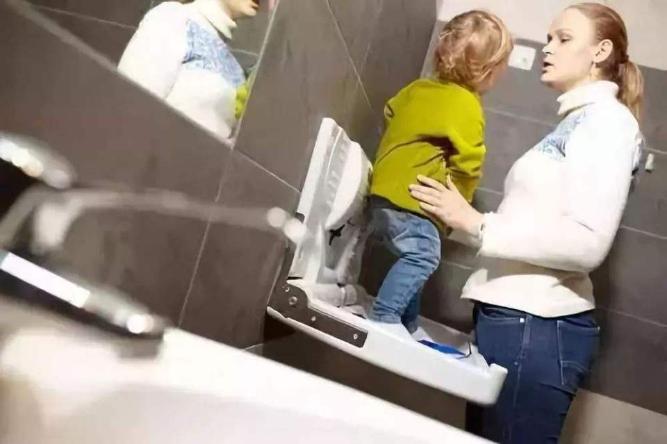 带小孩在外面怎么上厕所,外出独自带孩子怎么上厕所