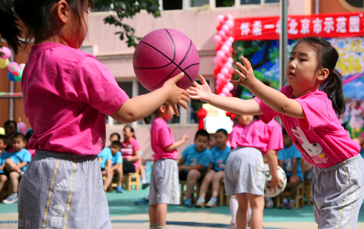 我们不跟你玩幼儿园教育案例,当孩子被别的小朋友孤立了怎么办