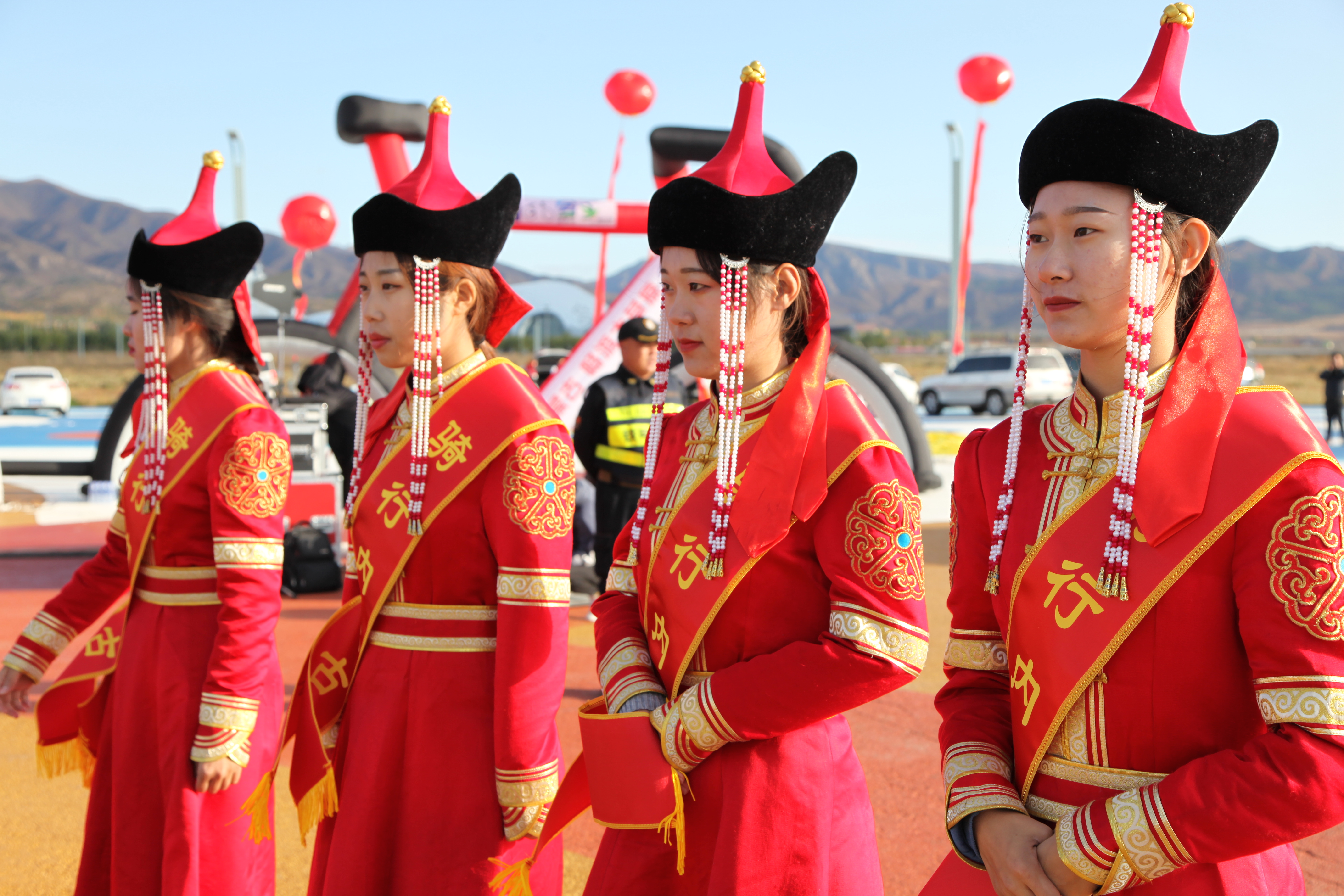 首届“骑行内蒙古畅游大草原”骑游比赛13日在呼和塔拉开赛