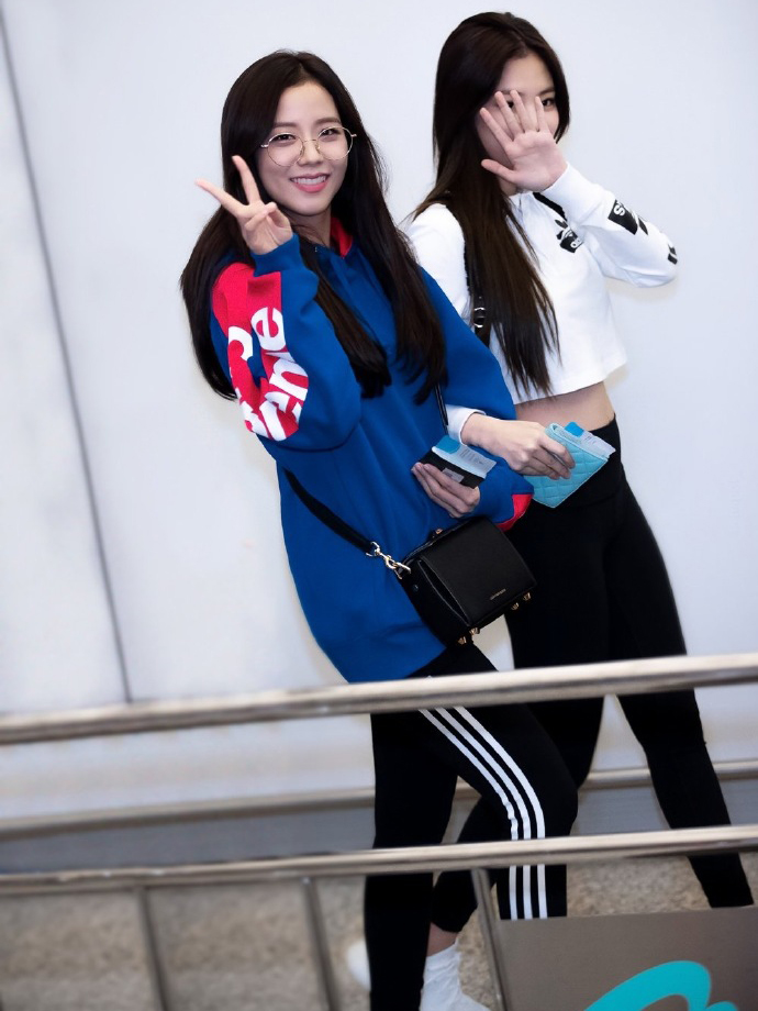 blackpink女团中的蓝色半肩衣,韩国女团blackpink是什么风格