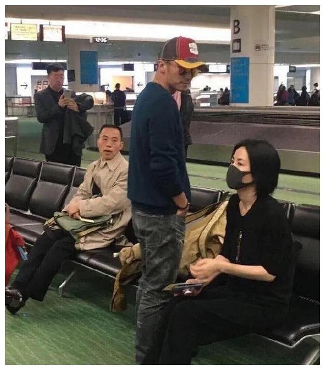 王菲谢霆锋为什么要公开秀恩爱,王菲谢霆锋再度牵手秀恩爱