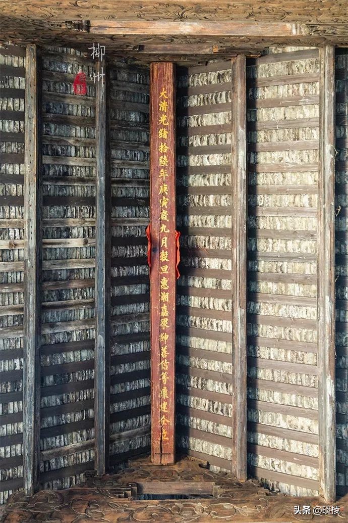 这个古镇好奇怪，门前放元宝，商号大门开洞，城隍爷与关二爷作伴