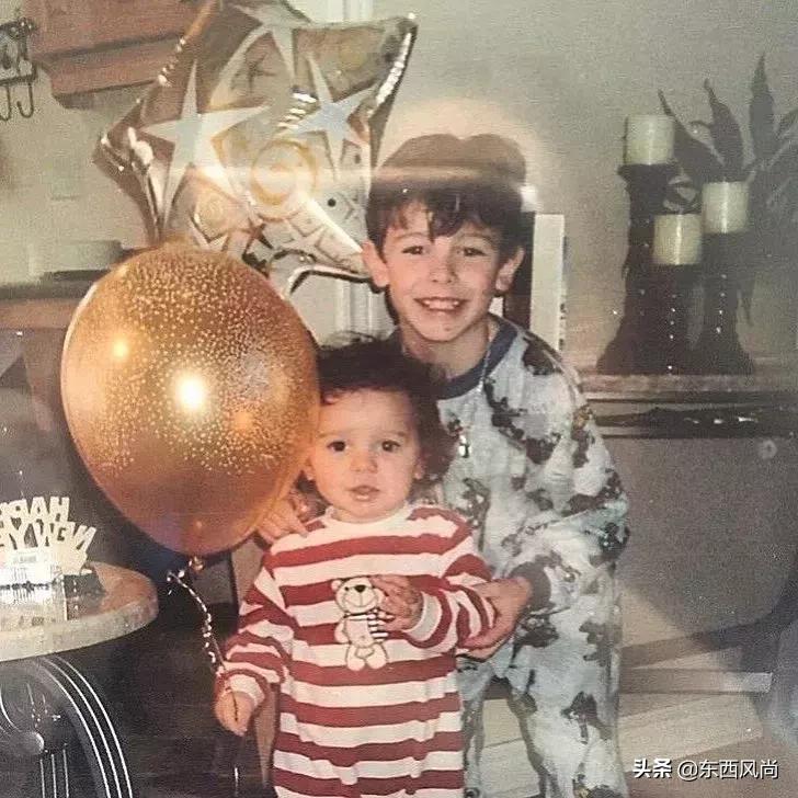 萌德确认了CK最新代言人的身份，网友呼吁裤子必须穿好！