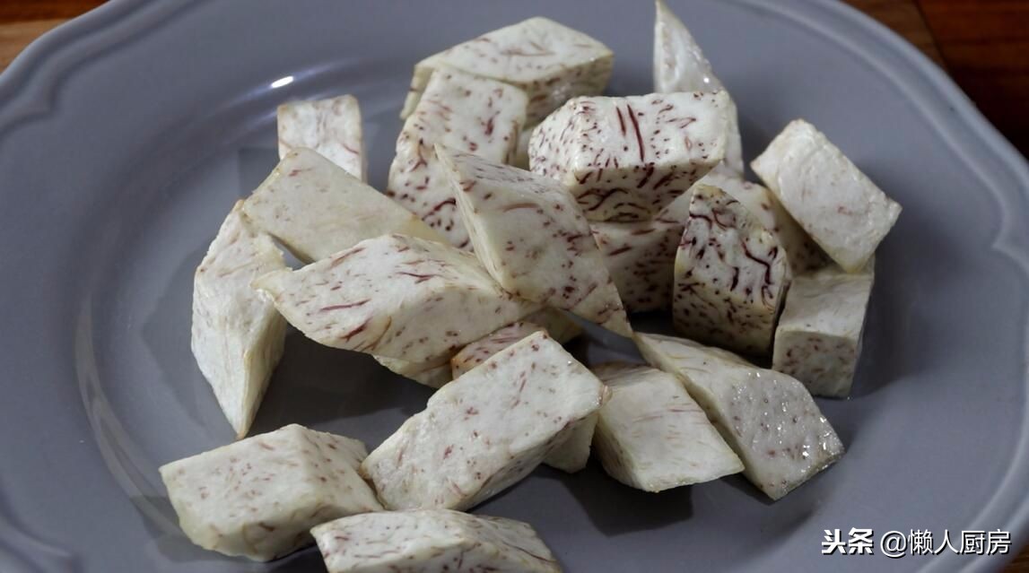 芋头这样做最好吃,一炸二炒两步搞定,外皮酥脆,内里咸香粉糯