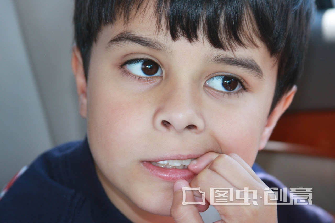 孩子咬手指甲抠指甲是什么原因,孩子咬指甲抠指甲