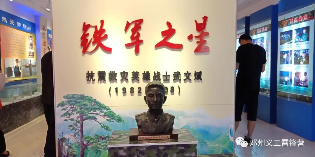 爱心志愿者为农家书屋赠送书,邓州爱心人士捐款