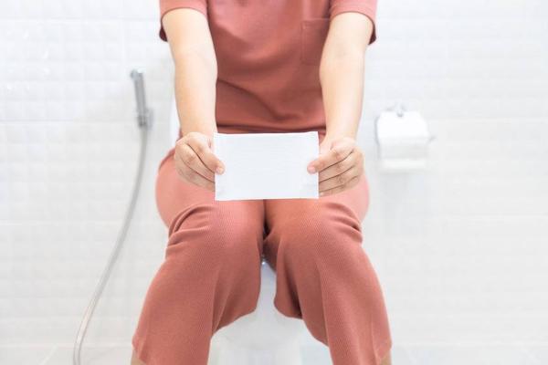 月经期间怎么判断子宫有没有正常,女性来月经前身体不舒服