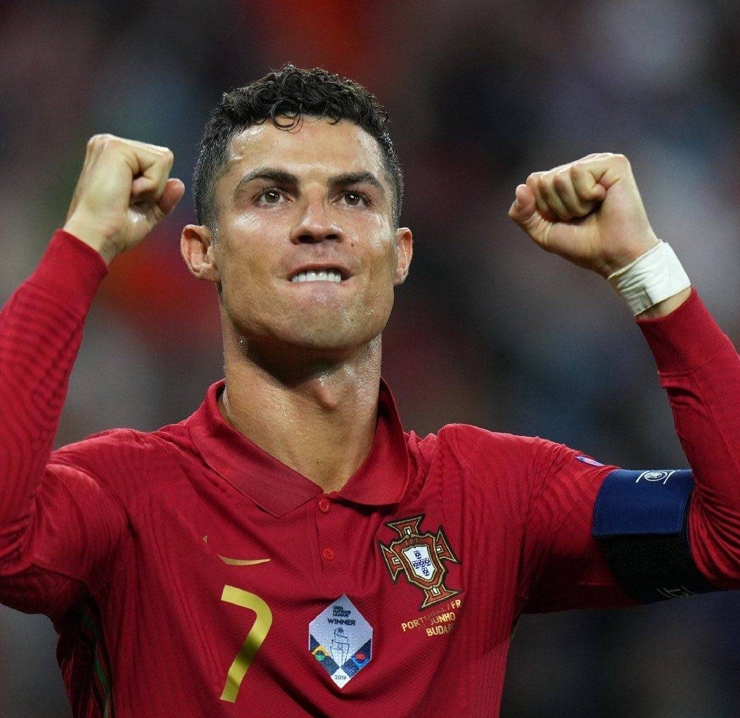 梅西23年金球奖全场鼓掌,阿根廷捧起大力神杯恭喜梅西