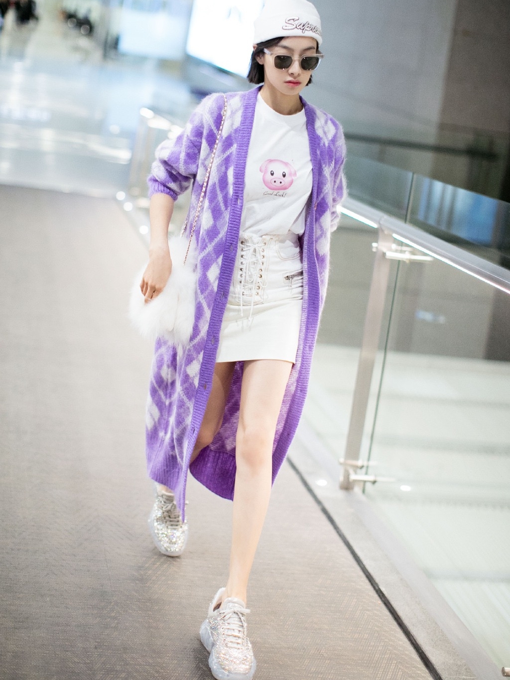 秋瓷炫穿红色裙子扎个黄色宽腰带,秋瓷炫身材好吗