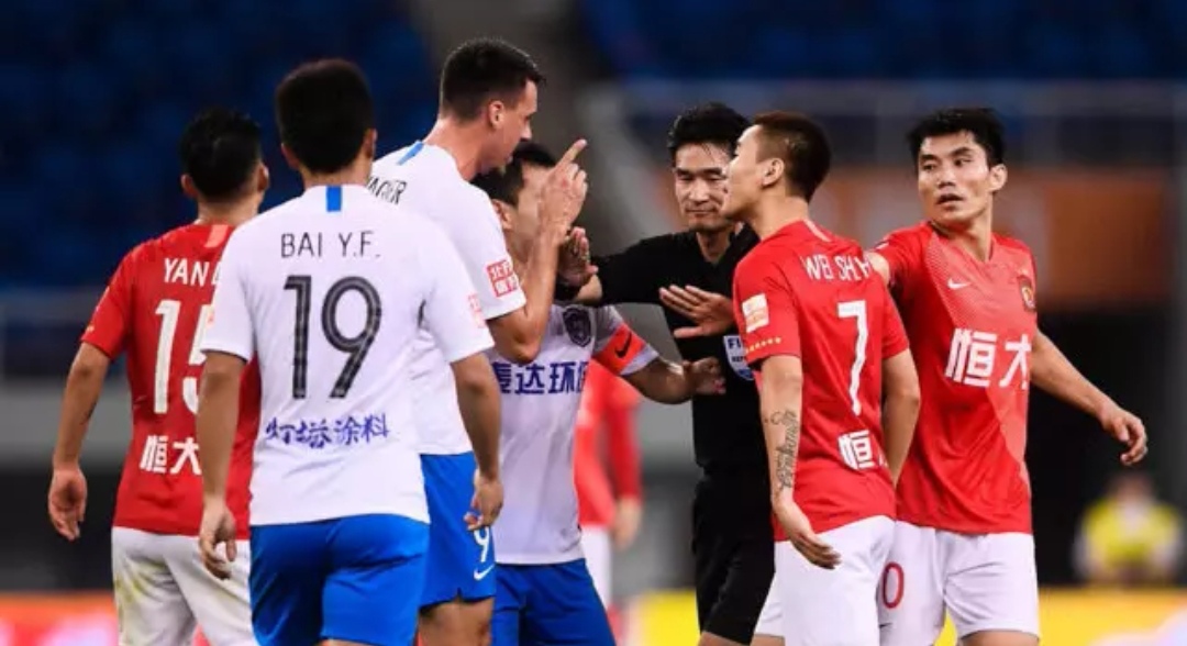 足球肘击罚红牌还是黄牌,足球肘击应该给黄牌还是红牌