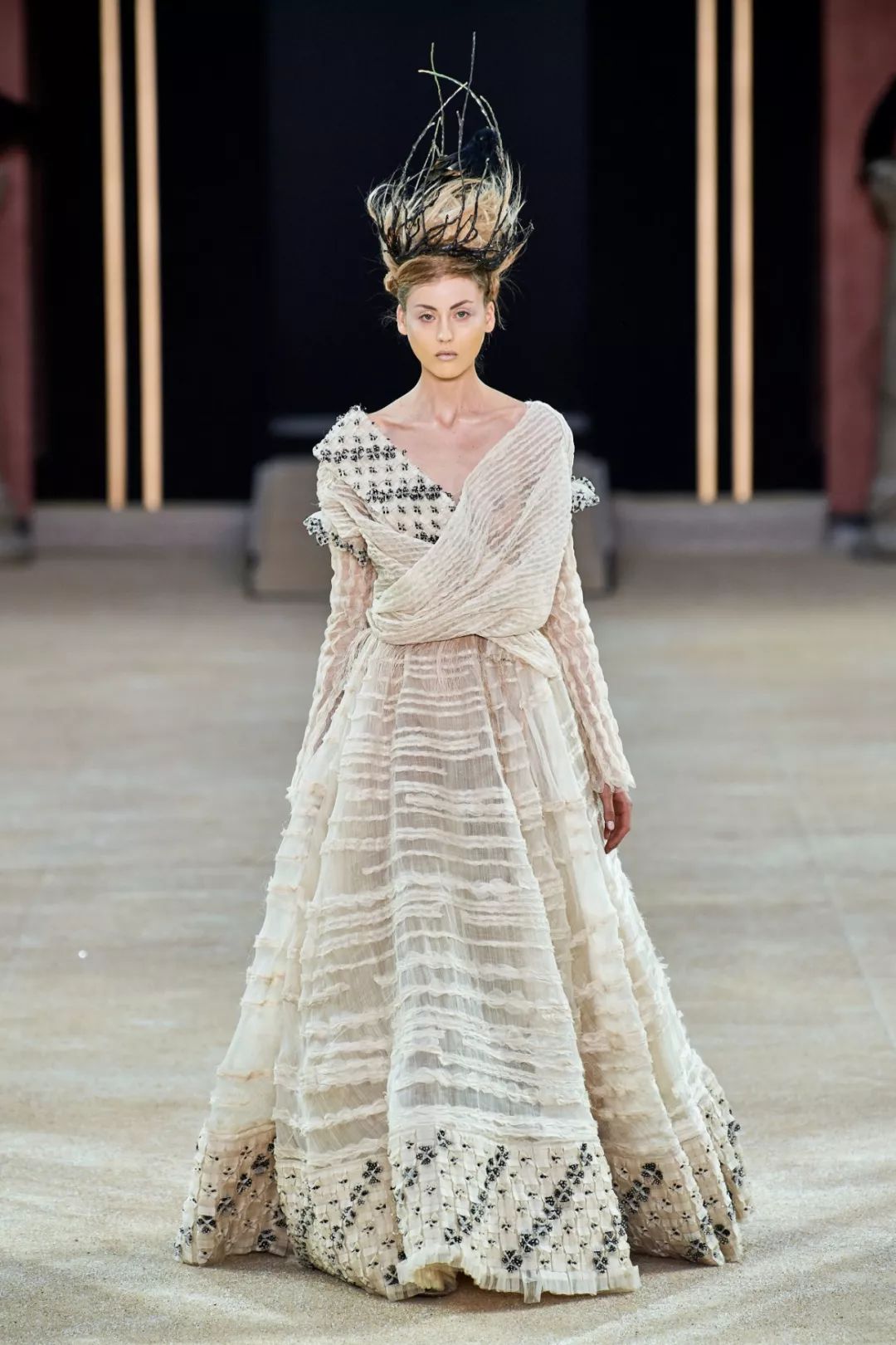 东方元素终于闪耀在时装金字塔尖 (东方元素时装周放异彩)