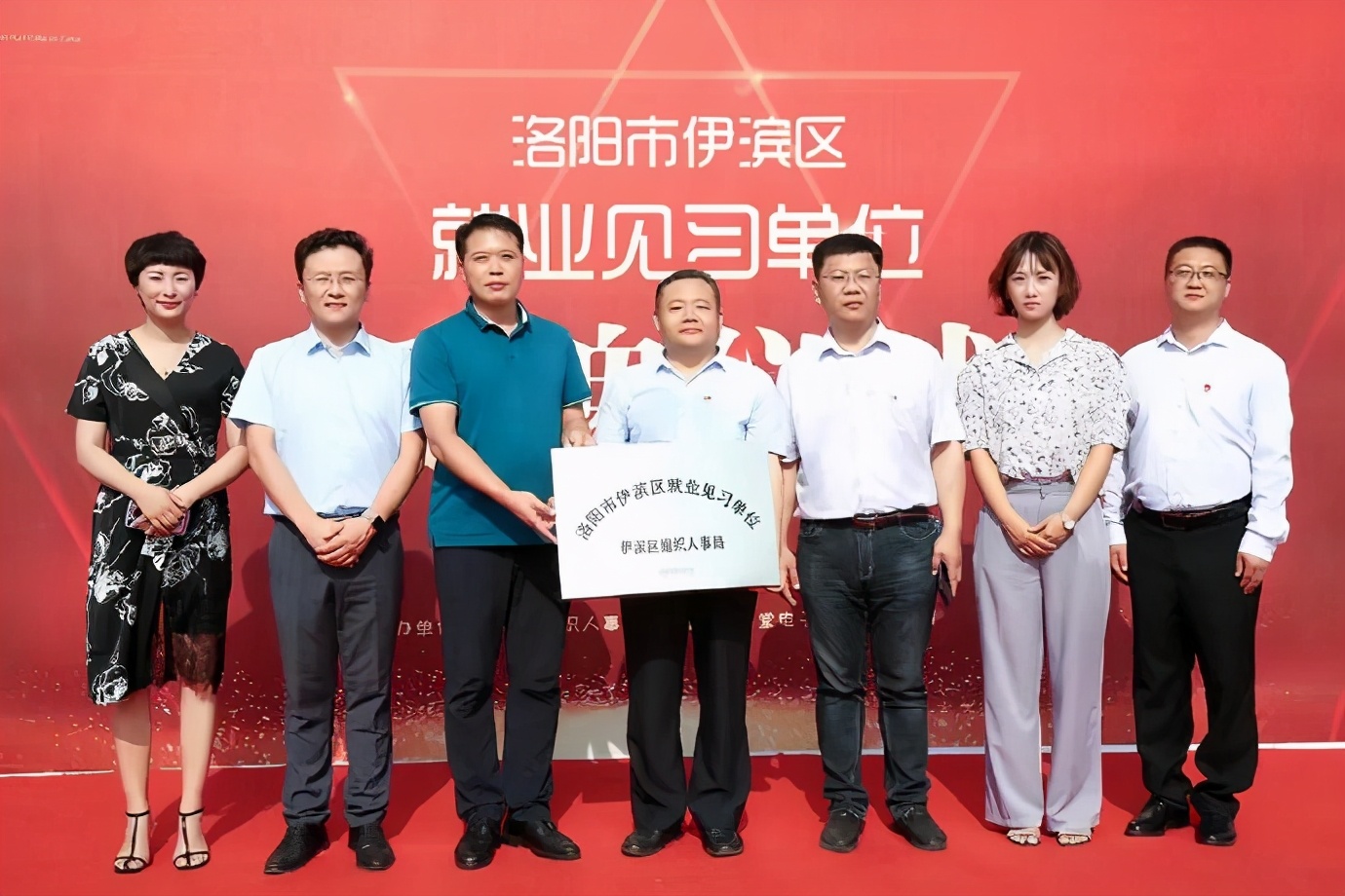 又有这么多小姐姐来到万茗堂，他们所为何事？