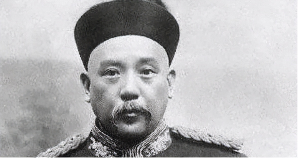 袁世凯逝世的3个原因猜想，一顿饭20个鸡蛋，走路不稳像鸭子