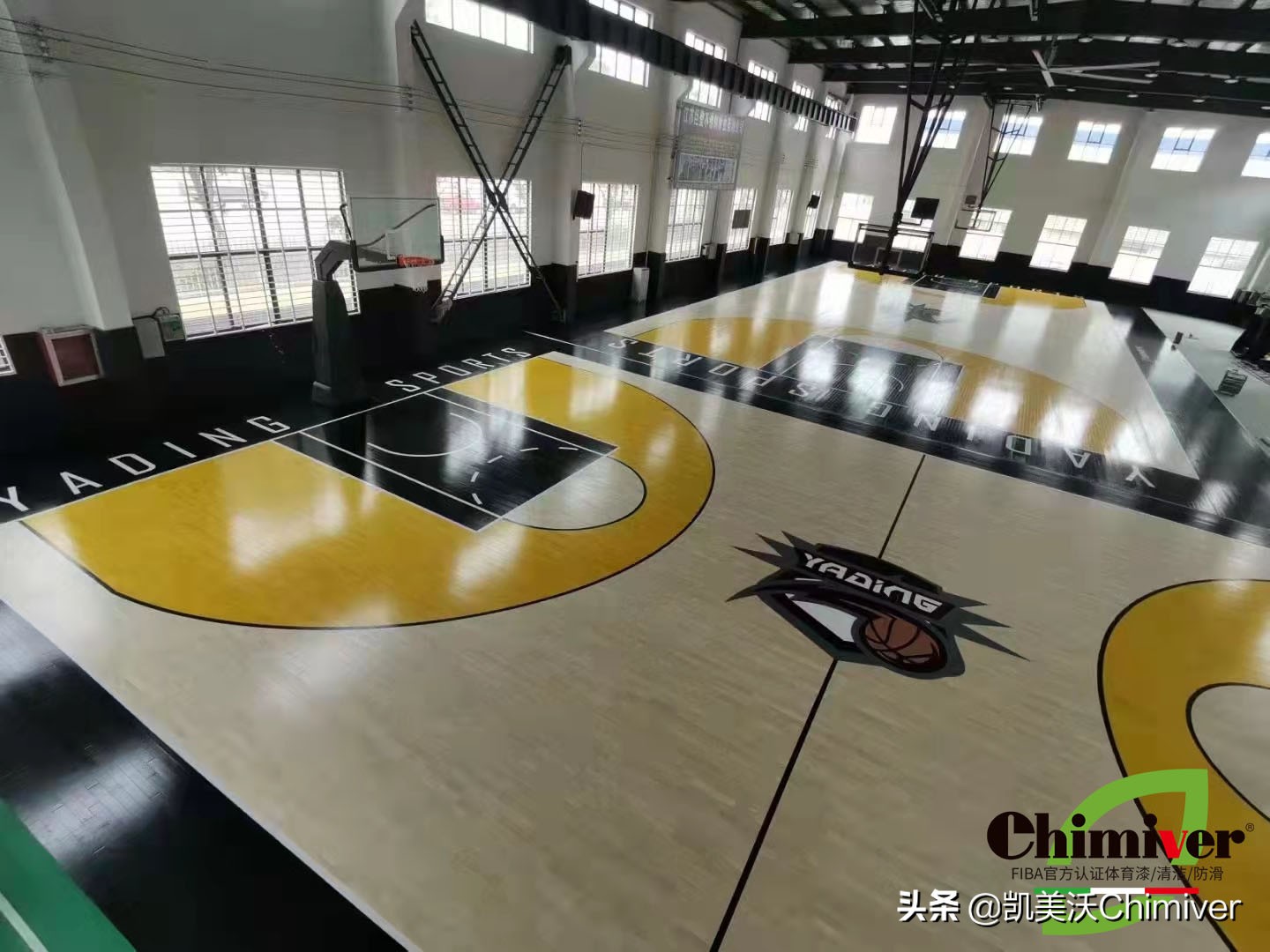 凯美沃运动木地板彩漆应用:泰州YADING篮球馆木地板色漆logo制作