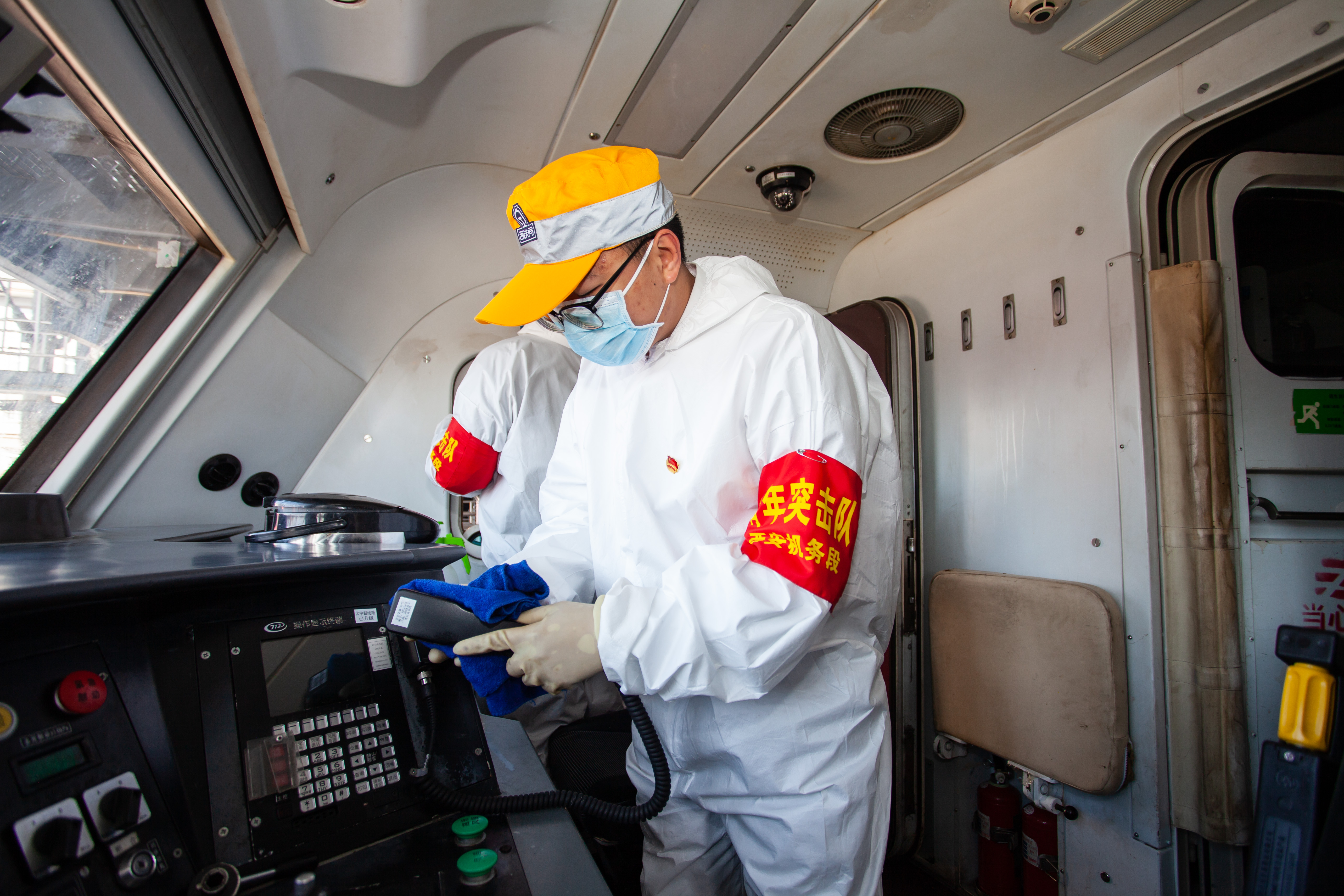 让团旗在一线飘扬,让红旗在心中飘扬打赢疫情攻坚战