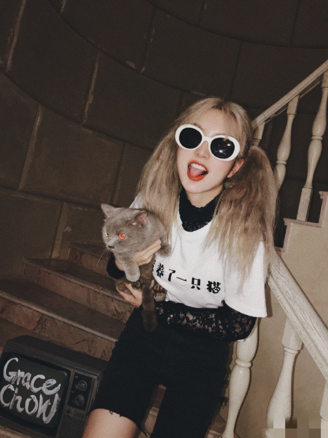 周扬青穿碎花裙摆pose秀好身材,周扬青穿露脐装照片