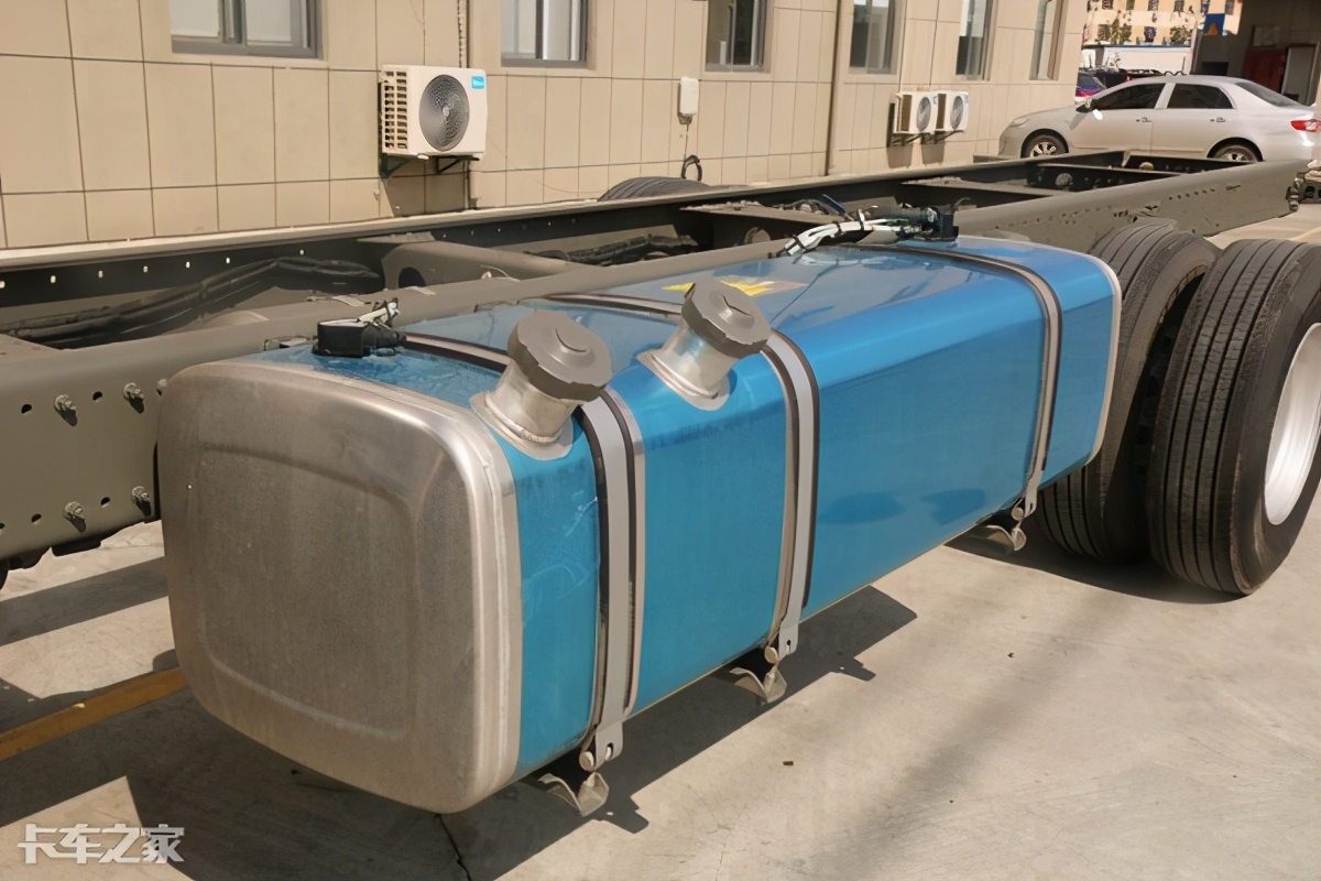 汕德卡600升双腔油箱,600升双腔油箱