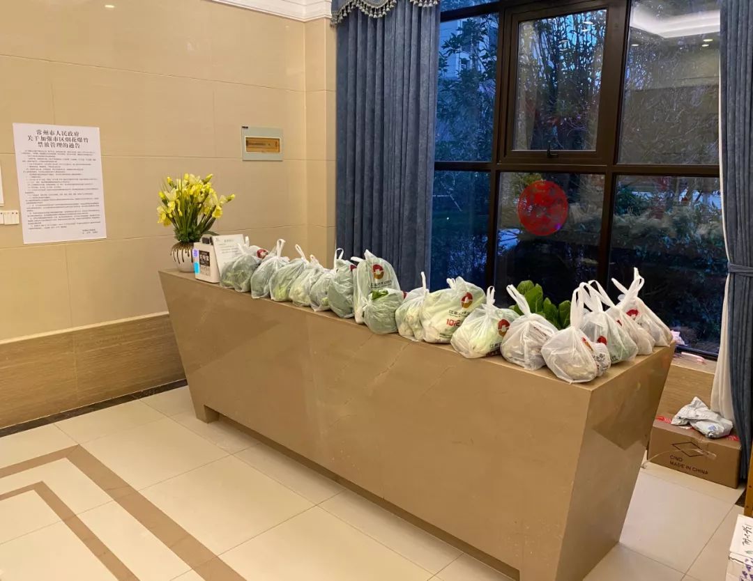 暖心居民为社区工作人员送物资,暖心常州