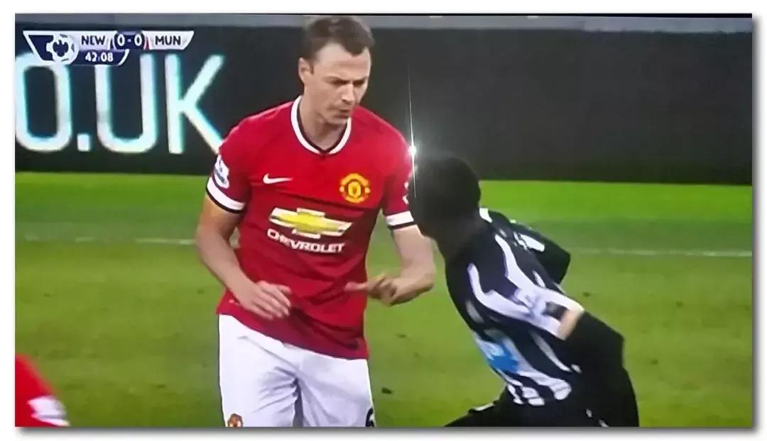 足球场为什么球员要吐口水,足球场上为什么球员乱吐痰