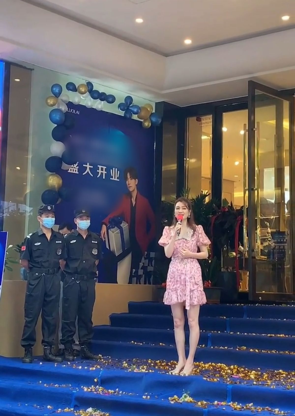 洪欣现身街头表演,50岁洪欣县城演出