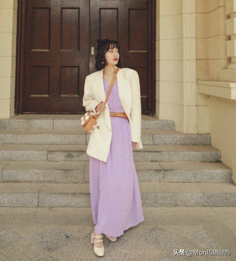 今夏“回头率”超高的穿法：膝下裙+低跟鞋、连衣裙+平头鞋，好美