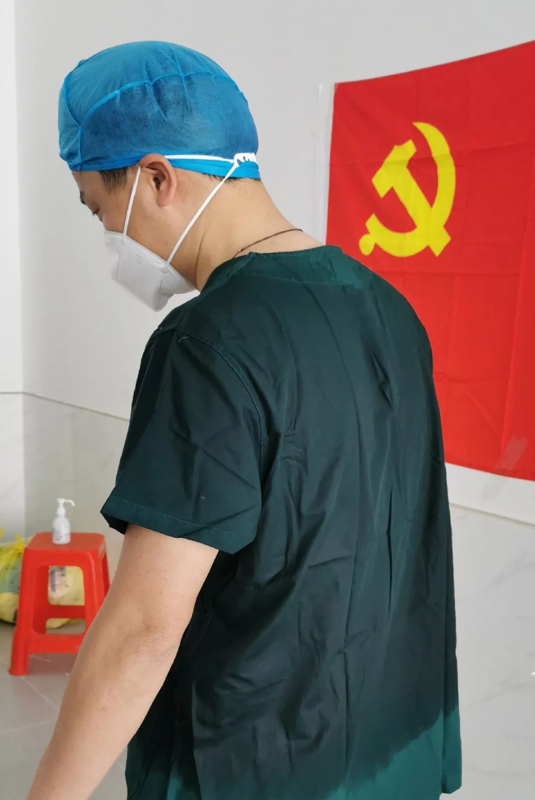 抗疫战场党旗飘扬,抗疫党旗在风雪中飘扬