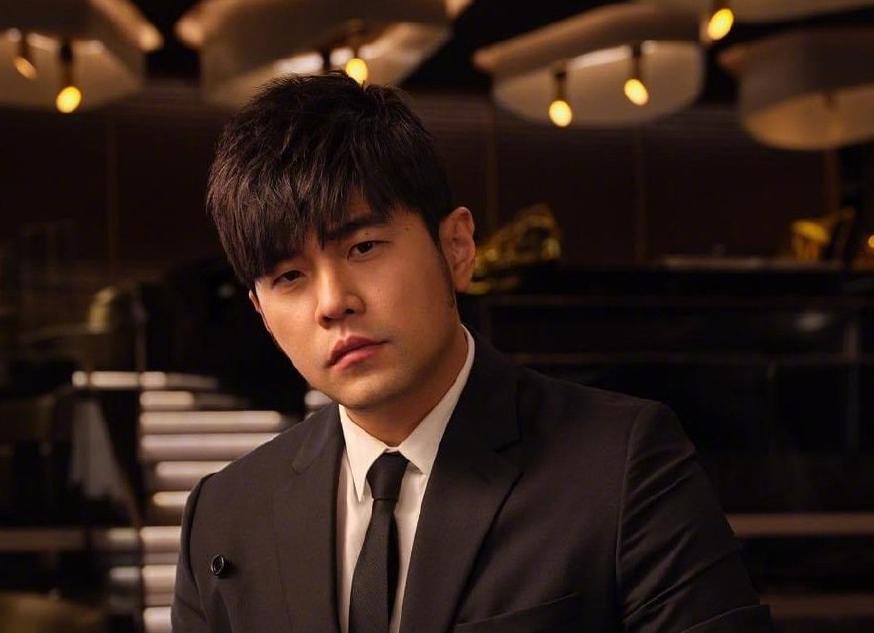 周杰伦比赛也不忘耍帅,周杰伦打游戏然后线下打球