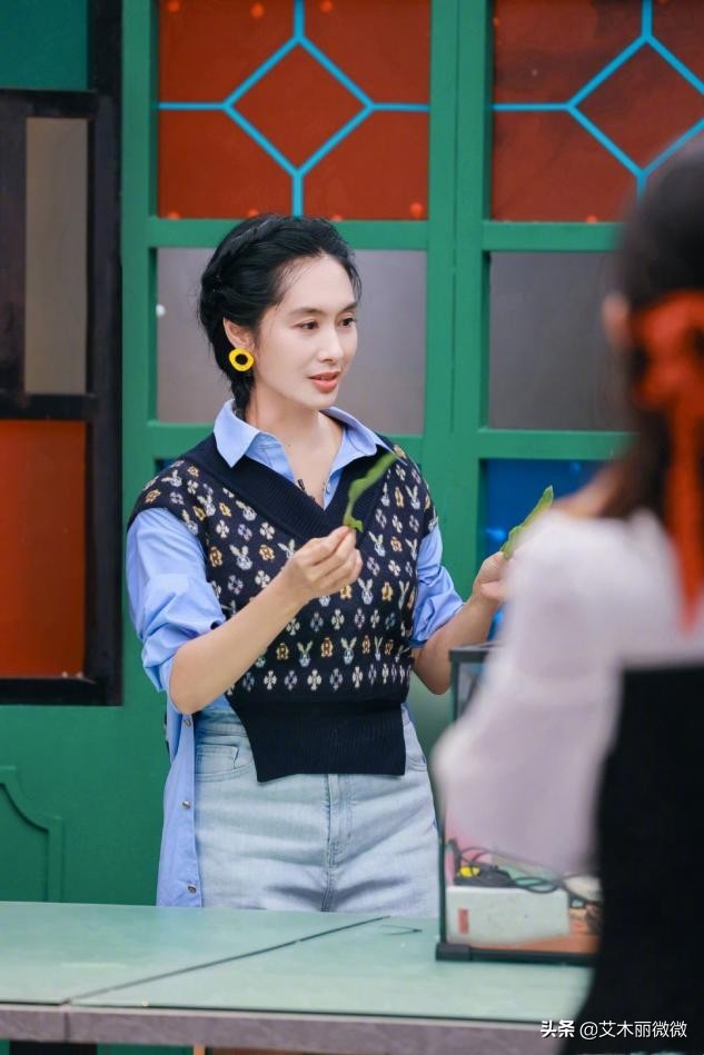 朱茵短发造型御姐范十足,朱茵穿黑色高垫肩流苏裙知性优雅