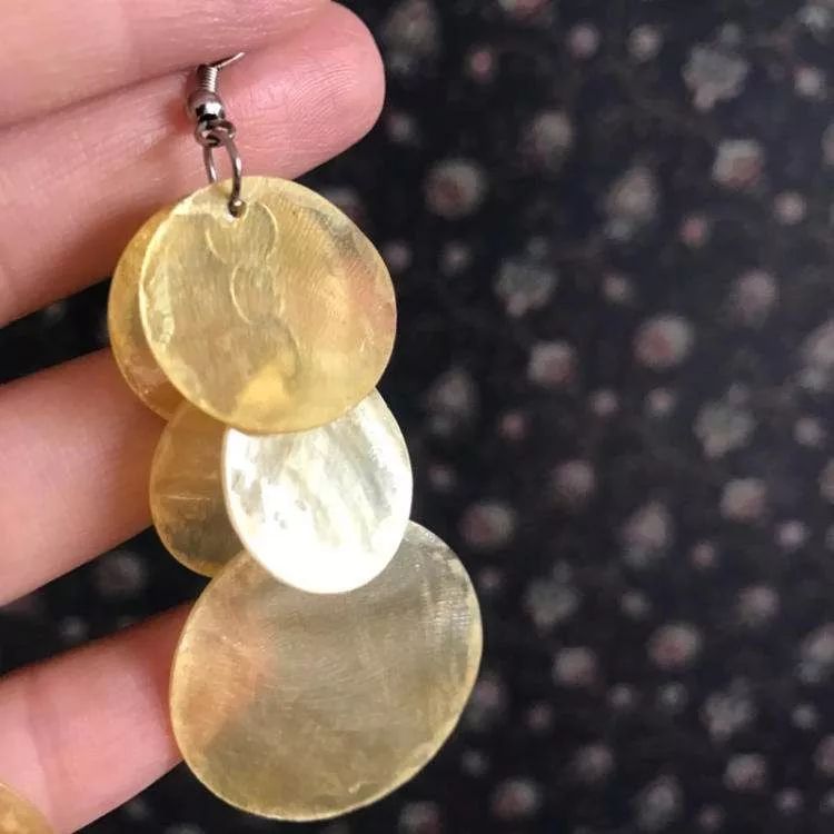 在户外挖到这样宝石千万别扔掉,不怕太阳暴晒的宝石