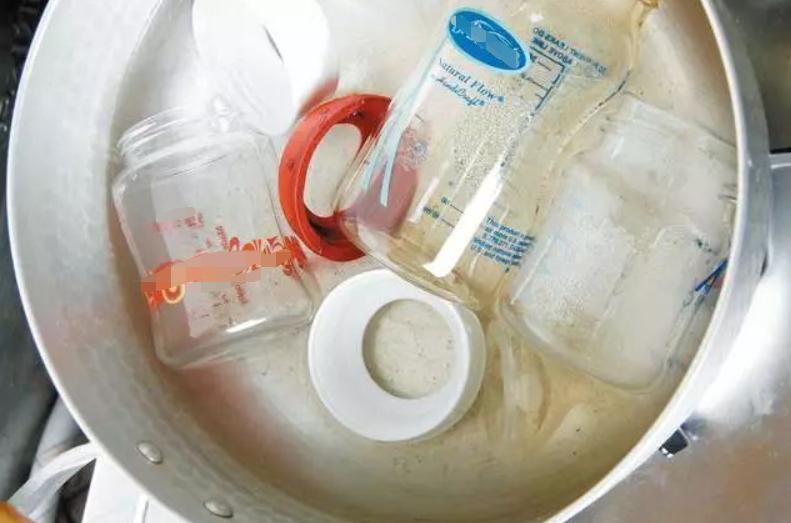 宝妈把奶瓶蒸成“大饼”，只有奶嘴屹立不倒，宝宝的“饭碗”砸了