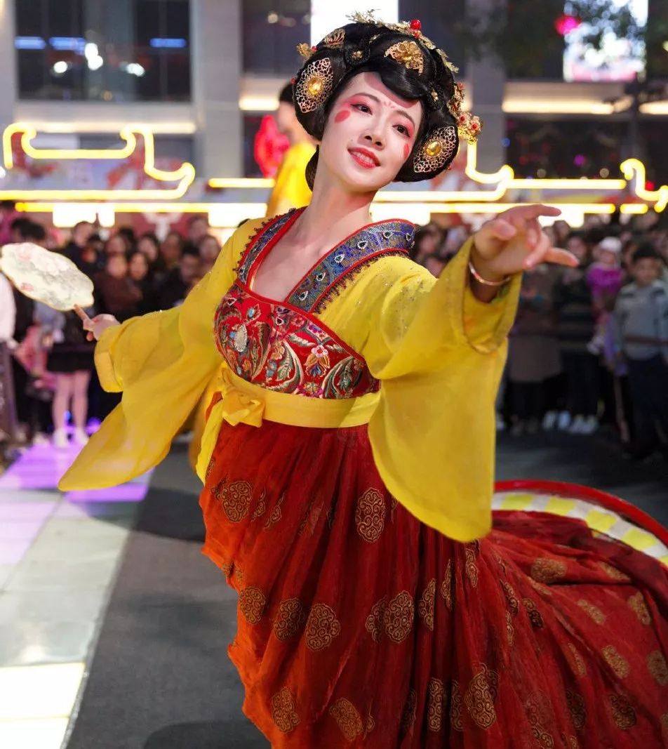 不倒翁小姐姐抖音网红,网红不倒翁小姐姐对比