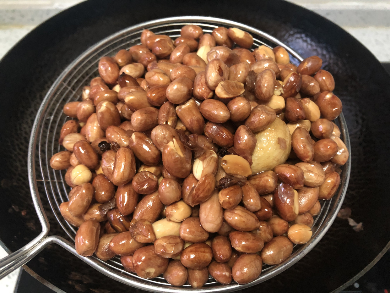 炸花生米，控制不好时间怎么办？多加“一物”，再也不担心炸糊了