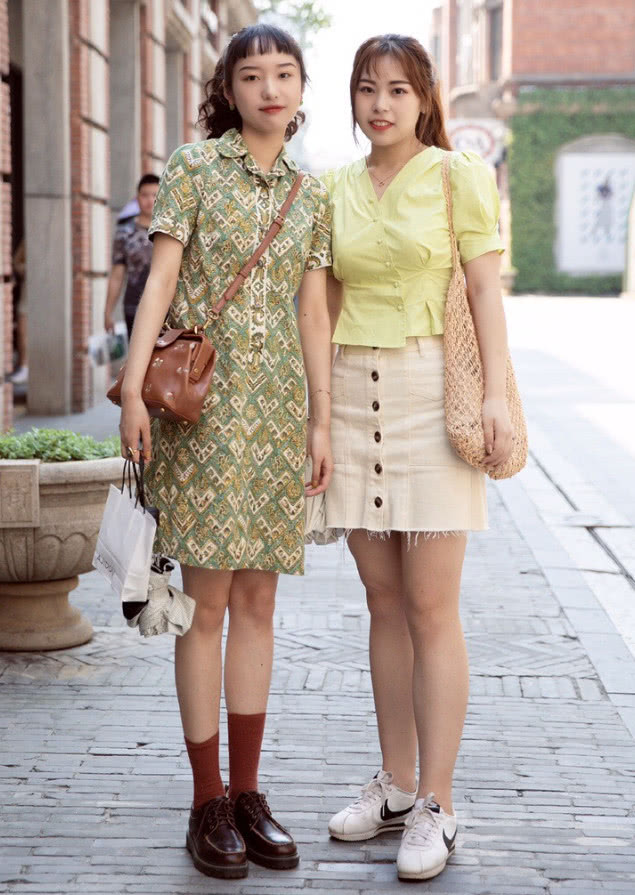 穿牛仔裤怎么显腿长用一根皮筋,用皮筋把长腿裤变短