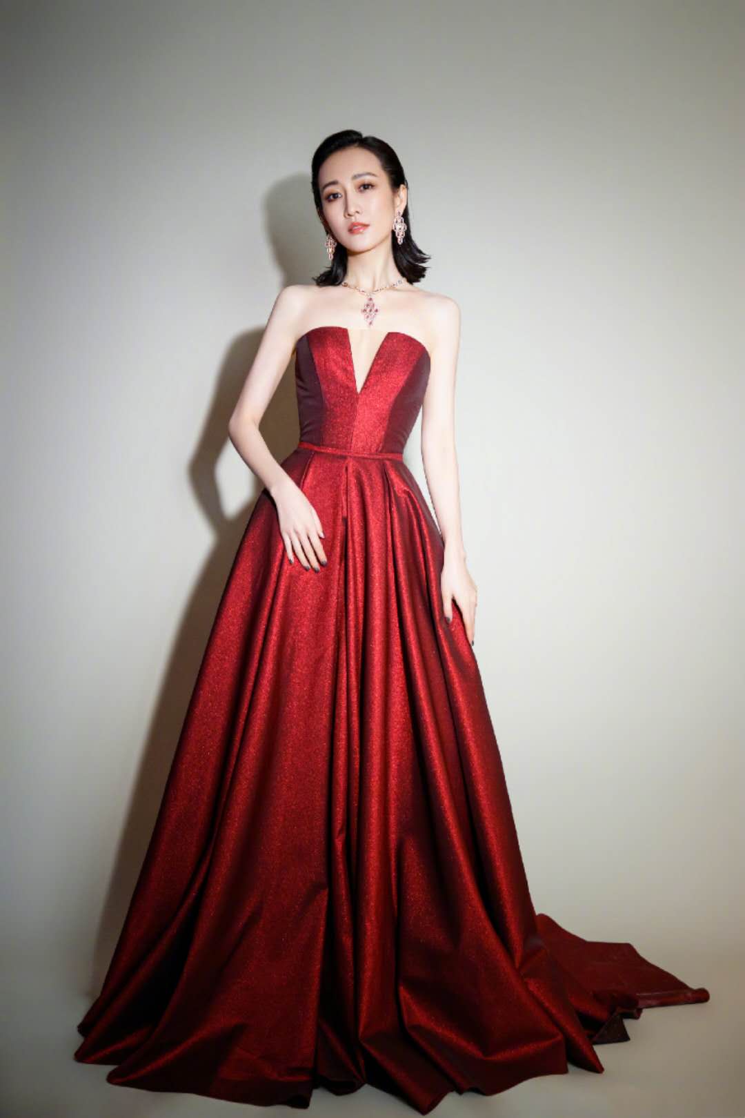 王鸥蕾丝上衣搭配阔腿裤尽显气质,王鸥的时尚穿搭妥妥的御姐风