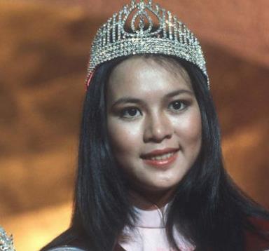 最早拍全裸写真的港姐，拒签TVB，入厕剧照被印成海报，今成这样