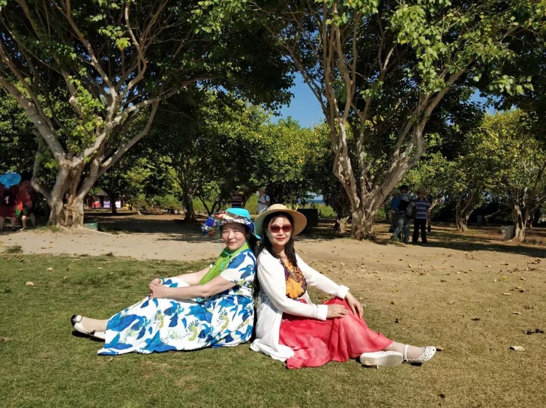 中国大妈旅游标配动作合集,中国大妈旅游拍摄姿势