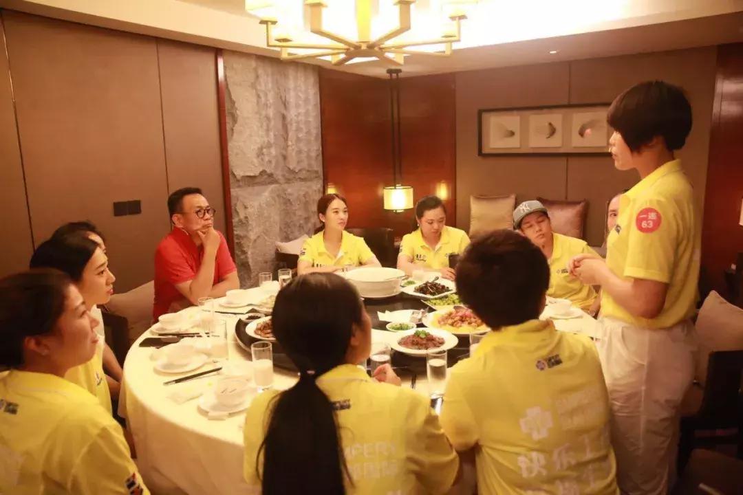 巨邦快乐集结号丨看见了，其中一艘游艇上，是我们的船长大舅哥