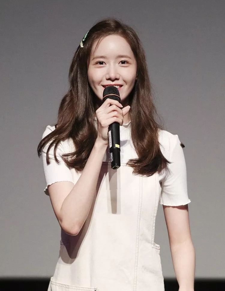 “南韩童颜”林允儿真低调,一身校园风背带裤太乖巧,哪像29岁