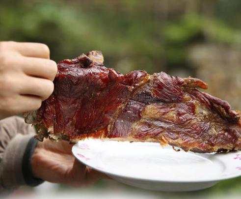 50年的“臭猪肉”竟是当地人招待客人的美食！你敢吃吗？