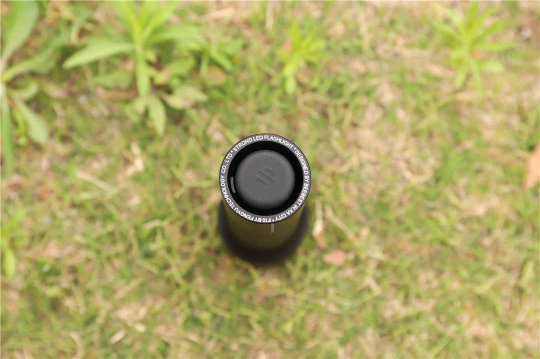 小米极蜂强光变焦手电拆解视频,小米强光手电筒