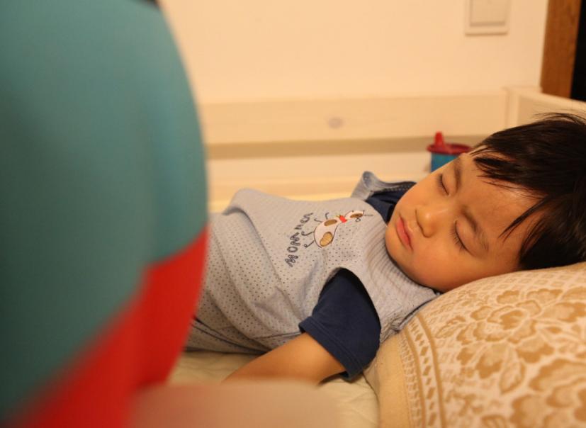 男孩子胆小几岁分房睡最好,孩子胆小不愿分房睡该强迫吗