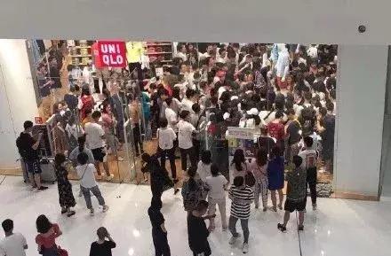 优衣库kaws联名连帽卫衣,优衣库联名kawst恤