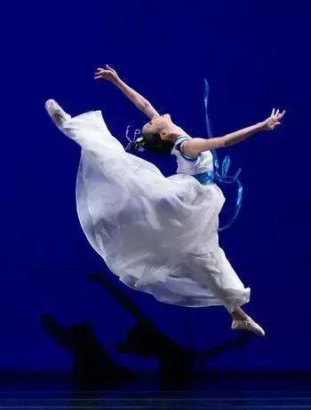 为什么学中国舞要学芭蕾基训,为什么学习中国舞要从基本功开始