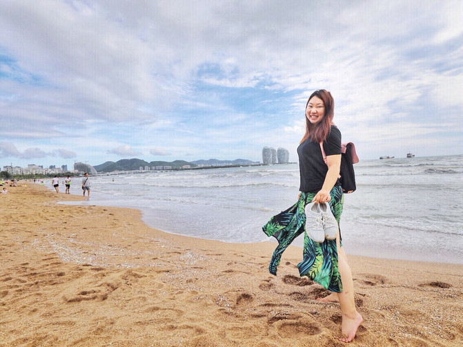 一群年轻人到三亚，摆pose，拍照